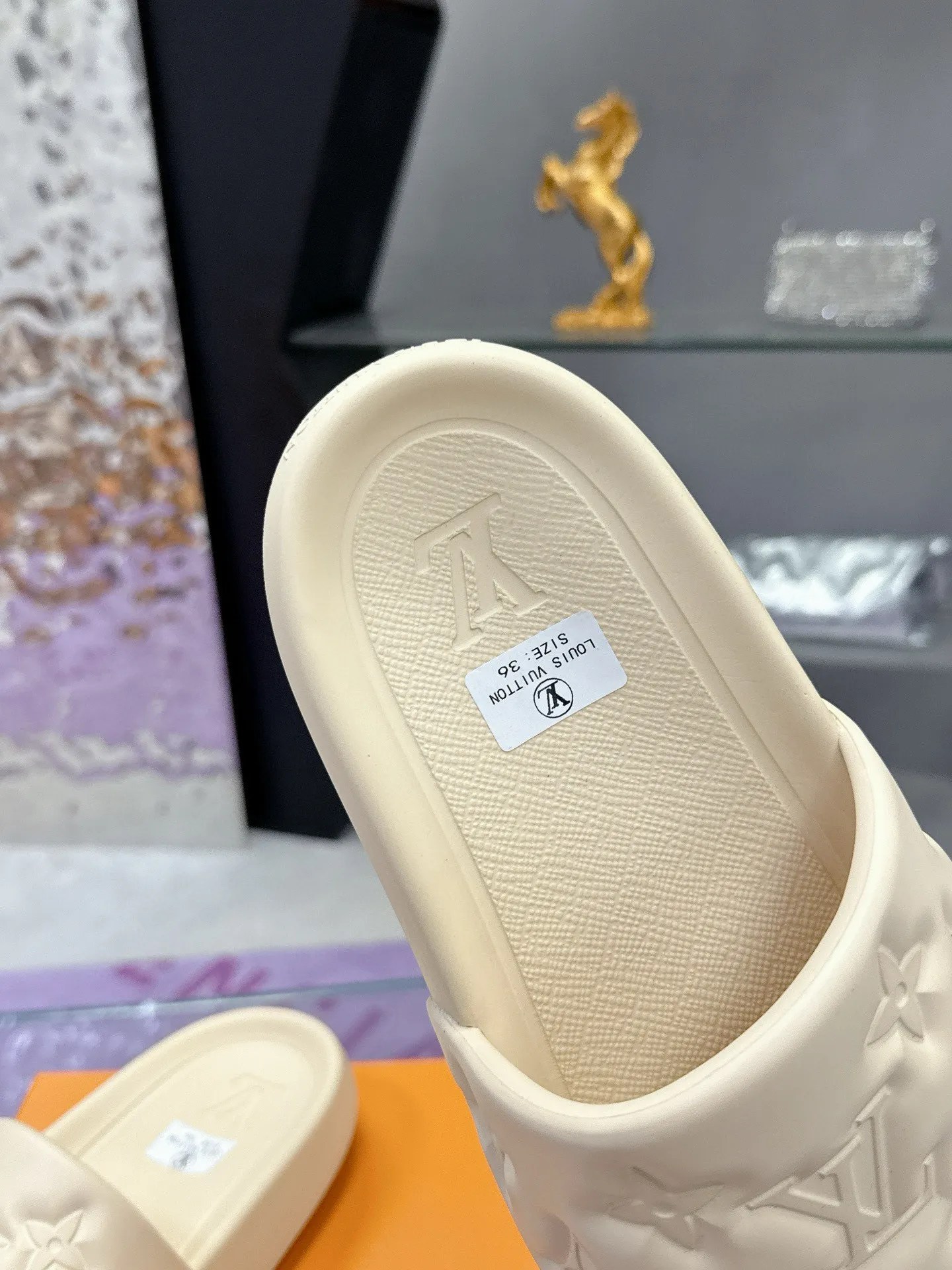 Factory price: 260💰【𝐋𝐕 Slippers】▪️Shoe size: Men's 38-45 ▪️Packaging: Counter top quality~original packaging 𝟐𝟎𝟐3 Louis Vuitton counter's new embossed slippers, L's monogram embossed slippers, Waterfront sandals are back, the upper buckle is embossed with LV's iconic Monogram pattern. Made of waterproof rubber with a comfortable and resilient insole. The lightweight, flexible outsole is embossed with the Louis Vuitton logo. ▪️Fabric: Original molded rubber foam surface ▪️Technology: embossed logo ▪️Sole: Original molded rubber foam outsole ▪️Sole thickness: 3CM.